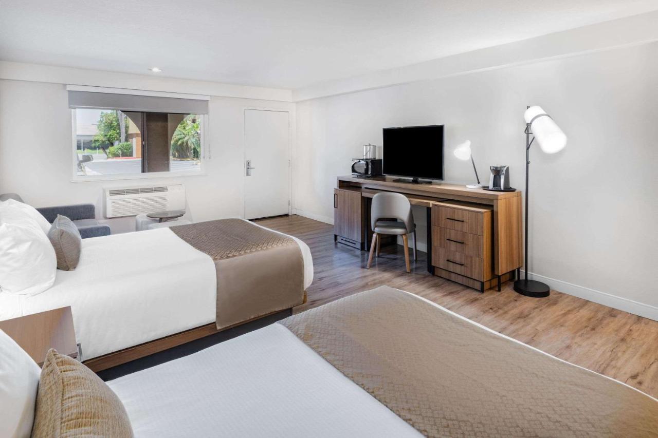 Wyndham Garden San Diego Exterior photo